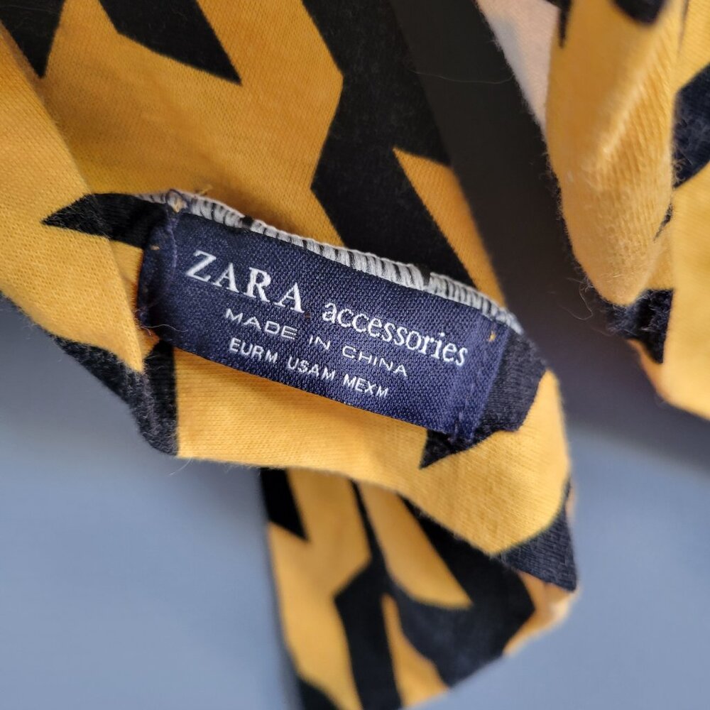 Zara - Bold Graphic Houndstooth Scarf - Yellow / White / Black - Picture 6 of 9
